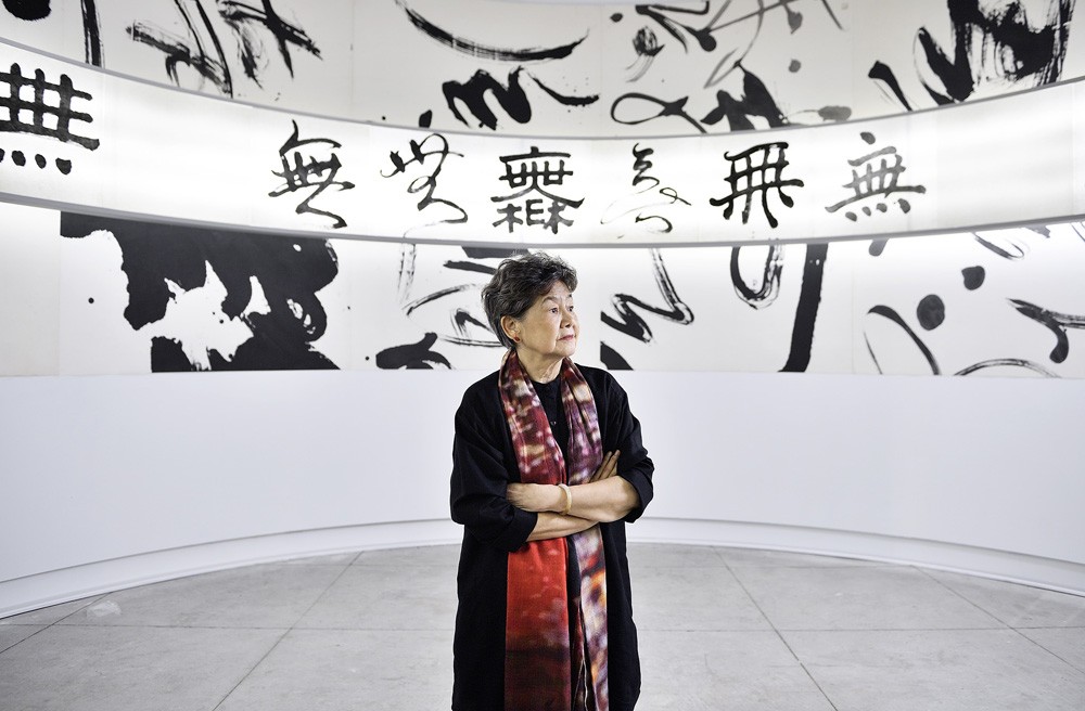 讀衣III 策展人董陽孜與墨寶區  (圖_團團文創提供;攝影_汪德範) 讀衣III 策展人董陽孜與墨寶區  (圖_團團文創提供;攝影_汪德範)