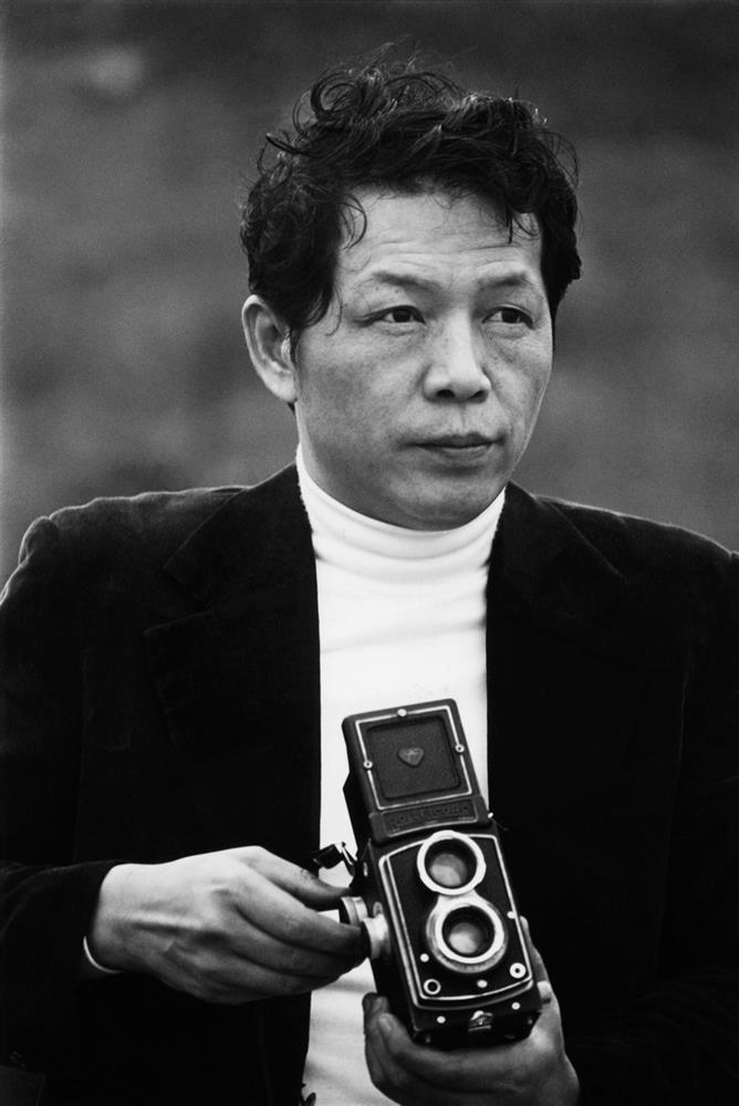 張照堂,《藝術家 黃華成 野柳》 張照堂,《藝術家 黃華成 野柳》