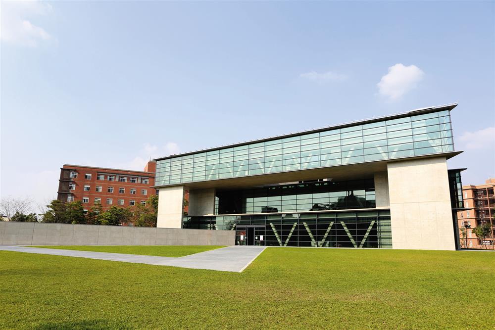 建築大師安藤忠雄設計，由錯落的三角形構築的亞洲現代美術館，於結構及施作設計上都相當困難