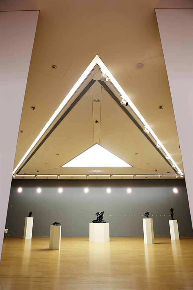 建築大師安藤忠雄設計，由錯落的三角形構築的亞洲現代美術館，於結構及施作設計上都相當困難