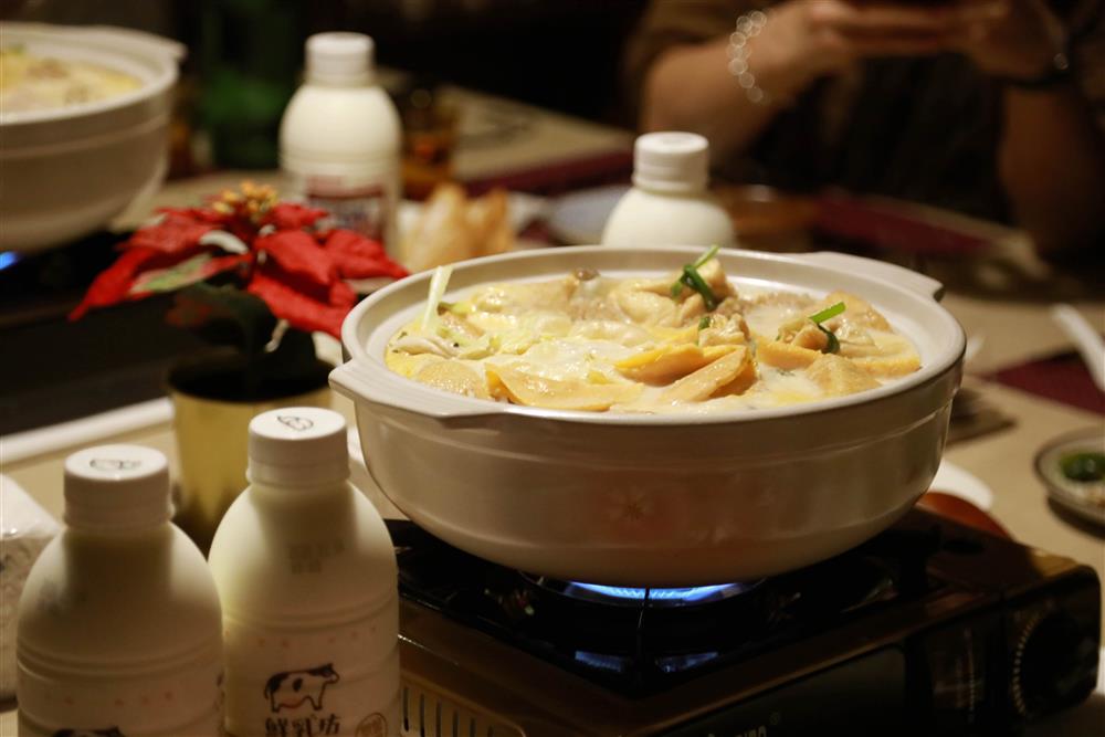 冬日來一碗美味牛奶鍋！鮮乳坊ＸUnipapa 聯名「重乳昆布鍋」融合食憶長輩大廚手工火鍋料