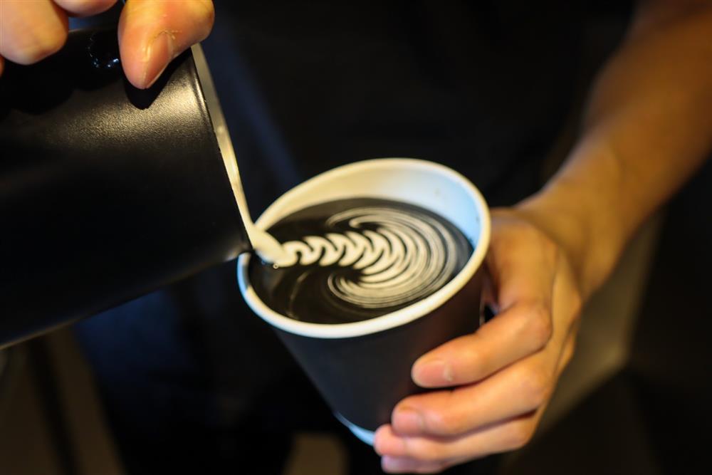 九份「CHLIV Jiufen」咖啡拉花冠軍屍體現理想