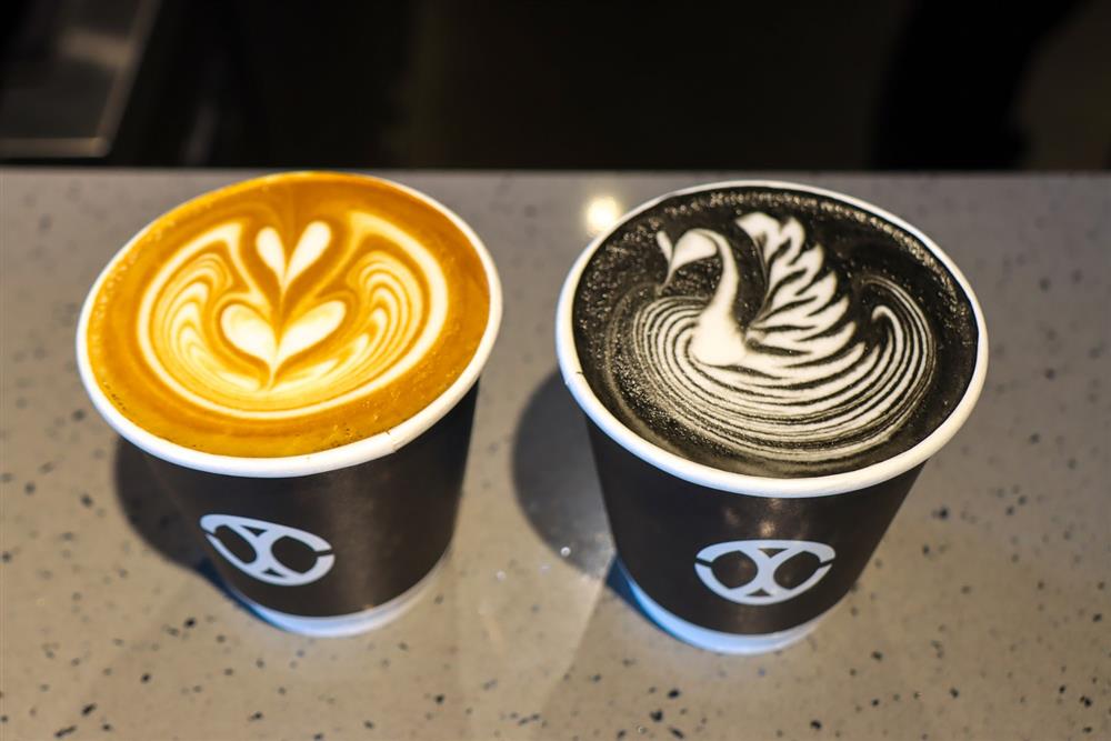 九份「CHLIV Jiufen」咖啡拉花冠軍屍體現理想