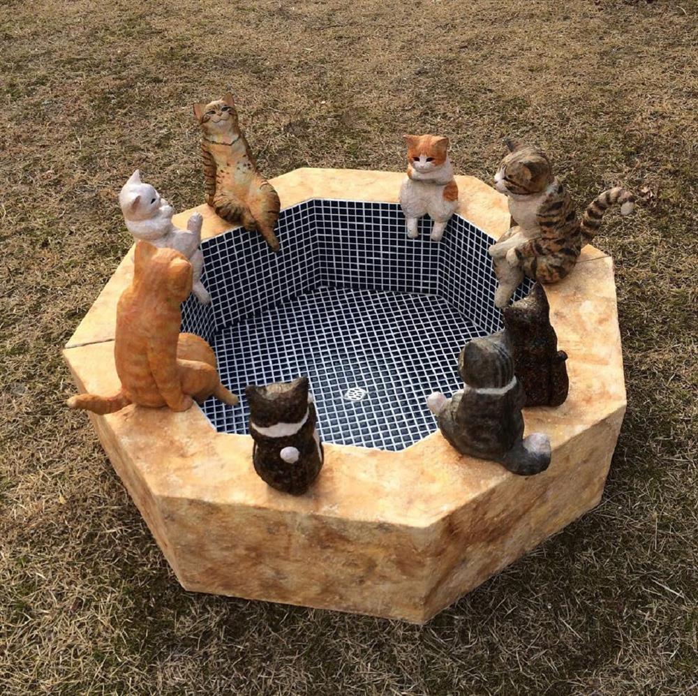 17_寫樂畫廊_花房櫻花  Sakura Hanafusa_來來，請坐！請坐！ Take a seat beside us120x120x60cm 樟木, 油彩 Camphor wood, oil painting 2019