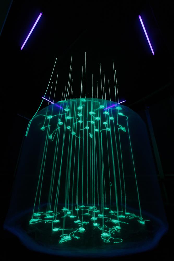 大西康明 〈Edge of Void〉，2020，塑膠片、紙張、螢光塗料、風扇、螢光燈，直徑280x高360cm，攝影師：劉森湧 (1)