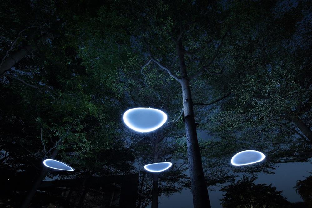 丁建中〈浮游〉，2020，鐵件、塑料、LED線燈、程式控制，直徑100cm，攝影師：森永