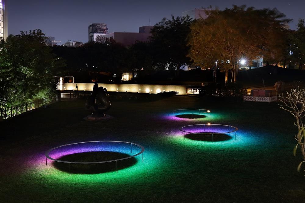 莊志維〈森林裡的洋流〉，2017，烤漆黑鐵、LED，數位控制器直徑350、400、500cm各一，環形面寬15cmx高15cm，攝影師：森永