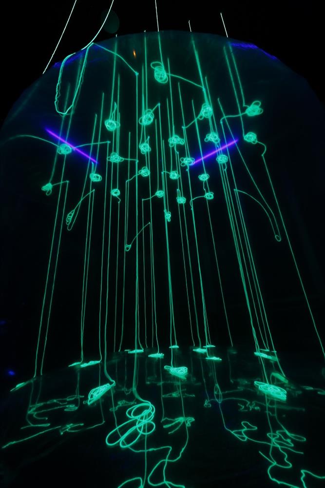 大西康明 〈Edge of Void〉，2020，塑膠片、紙張、螢光塗料、風扇、螢光燈，直徑280x高360cm，攝影師：森永