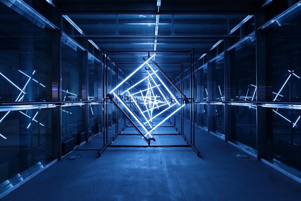 何理互動〈頻道〉，2019，LED、馬達、塑料、金屬，10x2x高3m，攝影師：森永