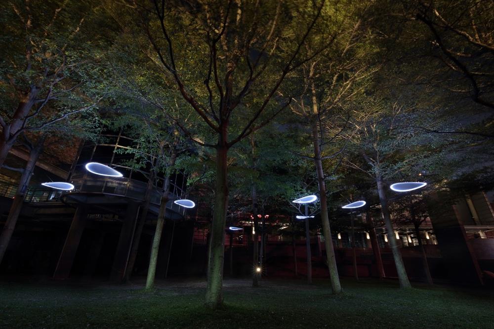 丁建中〈浮游〉模擬呼吸的律動，指出人與環境的連結。