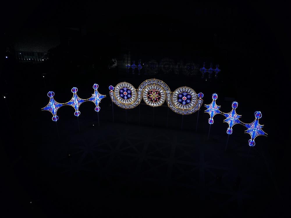 Daniel Monteverde是神戶「光之祭典」與「2019台北光之饗宴」的設計師，這次他的作品〈星座〉、〈星星的使者〉放在國美館的正面廣場。