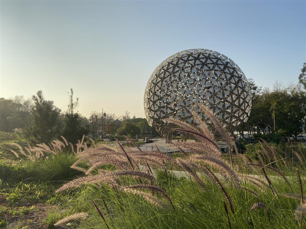 〈聆聽花開－永晝心〉由原創作團隊豪華朗機工改造重啟，純白的外殼可隨著燈光效果自由變換樣貌。