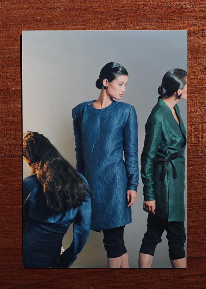 4. 呂芳智在此件作品，特別使用特殊光澤麻料，讓作品在不同角度的光線照耀下，散發出特殊的質感。