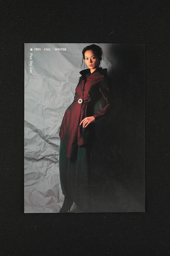 1. 1991年的《大江南北》是潘黛麗最喜歡的系列作品。她為這個系列創作了128套服裝，並將中國傳統作為飾品的玉石當作盤扣，作品饒富東方意境。