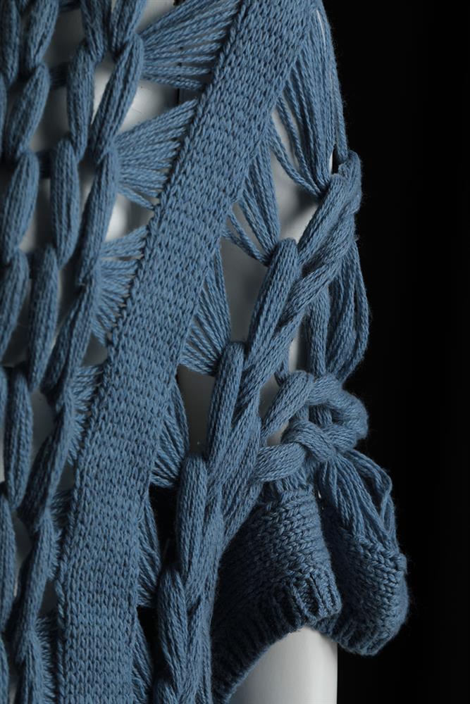 11.此為詹朴第一季系列作《石油的一生》的局部。採用針織技法，不過度干涉布料在人體身上的方向性。透過重量、時間與自然的垂墜走向，探討人和布料之間的關係。