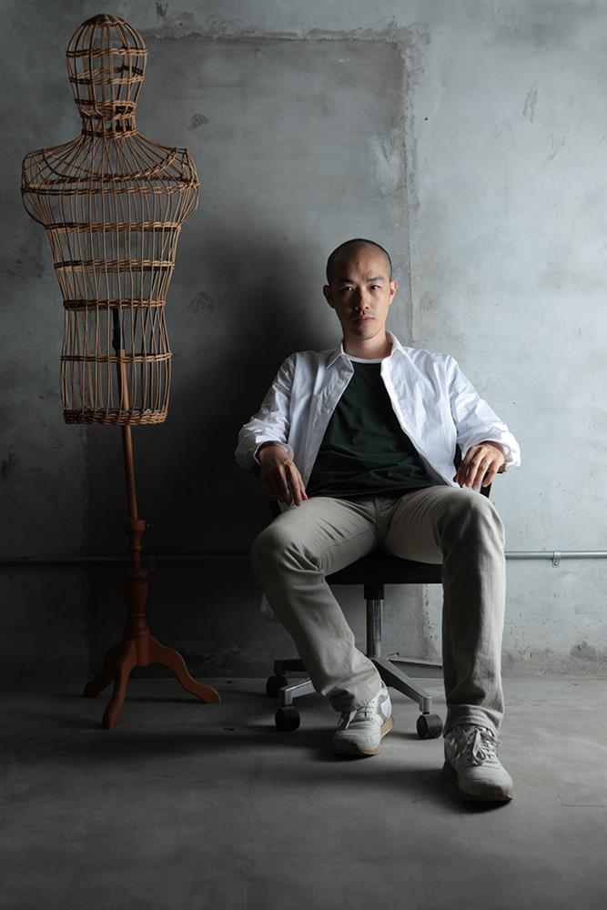 3.  2010年以畢業作品Waver登上倫敦時裝週，同年成立同名女裝品牌SHAO YEN。2012年更被Red Pages 列入英國百大名人榜，是台灣設計師前進海外的重要指標人物。