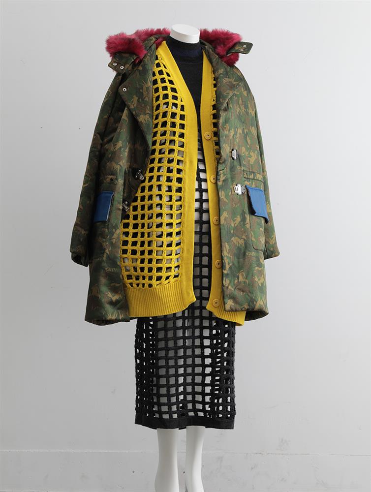 7. 田明彬偏愛在作品裡運用縛、網、孔洞等形式，厚實的棉料搭配些穿透感強的布料，剛柔並濟，永遠存在矛盾。