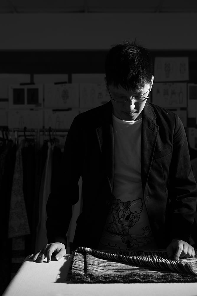 10. 詹朴是國內少數與台灣紡織產業共同開發原創布料，並透過每季的概念企劃、策展執行，結合視覺符號的表現，將東方元素帶入國際舞台的重要服裝設計師。