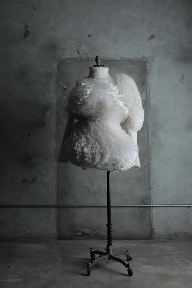 4. 陳劭彥的代表作品Waver，讓他獲選參加倫敦時裝週，並打開國際知名度。除了受邀鹿特丹博伊曼斯‧布尼根博物館參加特展，並與冰島歌手碧玉合作雜誌的服裝拍攝。