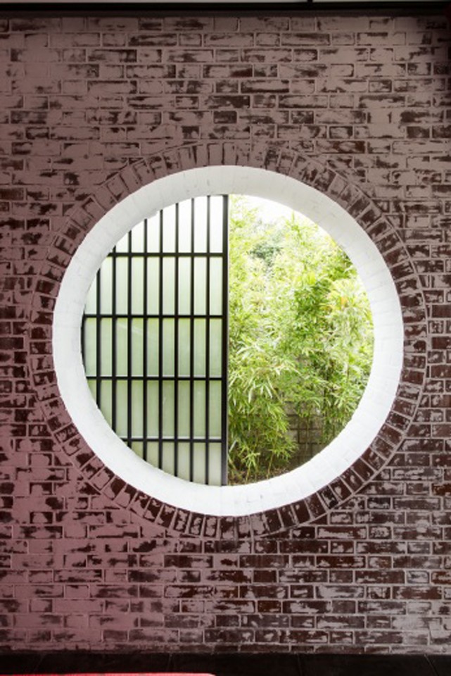 建國南路自宅結構方正，融合了中式蘇州將庭園及合院並置的特色，而在內部空間則受到現代主義大師密斯凡德羅影響甚多。