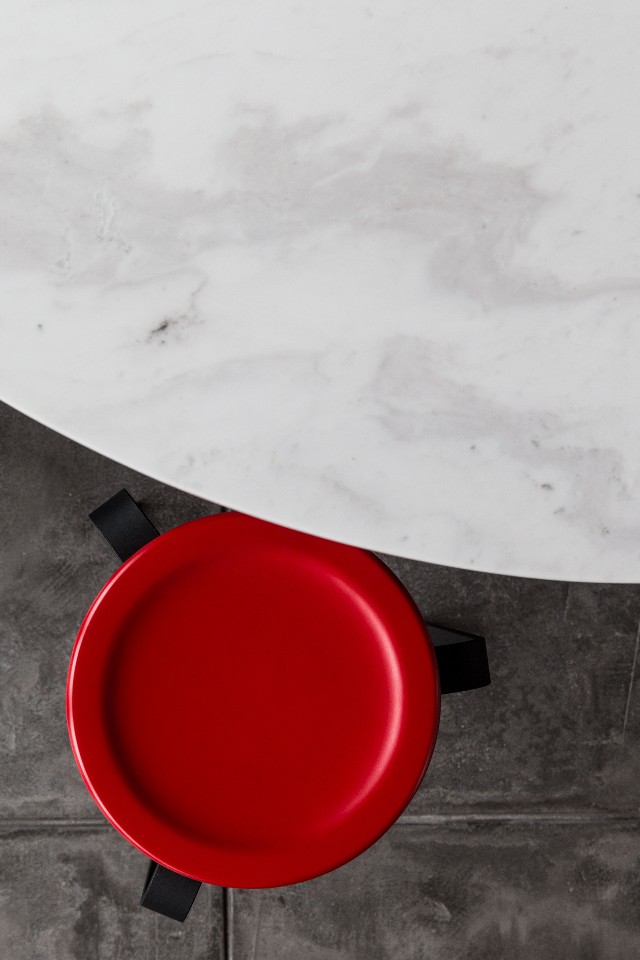 王大閎不僅將自宅視為獨立的建築作品，三個自宅內的家具幾乎都是自己設計、單件生產，有著如中世紀老匠師般的手工精神。