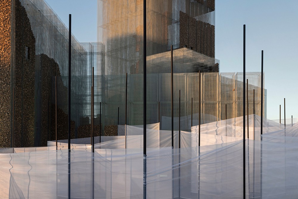 鬼魅般的雕塑建築！義大利藝術家Edoardo Tresoldi用絲網打造幻影似的阿拉伯宮殿