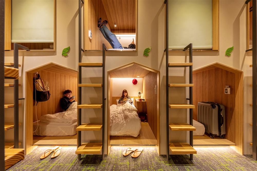 全台首間機場膠囊旅館！「Thé Stay町・草修行館」進駐桃園機場 木質調空間結合台灣茶文化