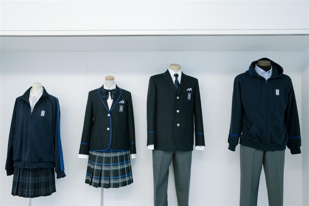 日本潮流大師藤原浩操刀學校制服！招牌閃電圖樣、藍白色格紋融入中學制服設計