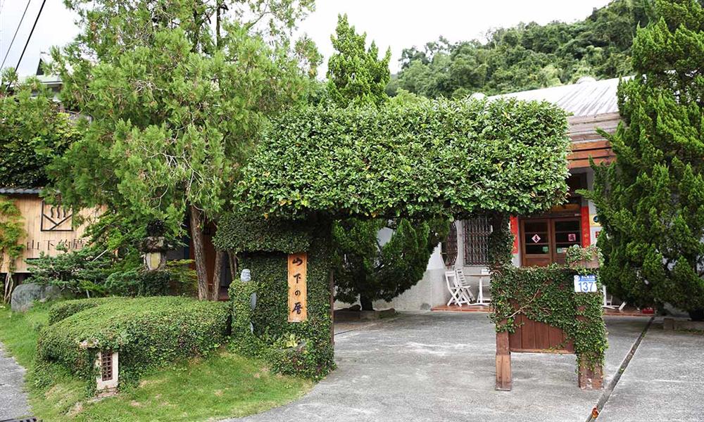 花蓮瑞穗「山下的厝」 老屋重生！白屋裡的百年溫泉夢遇上東台灣美景