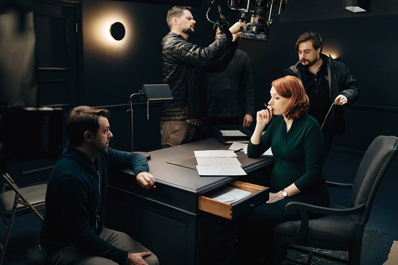 Outlier創辦人Aaron Rassmussen與倫敦大學學院數學系教授Hannah Fry，現場討論影片拍攝細節。