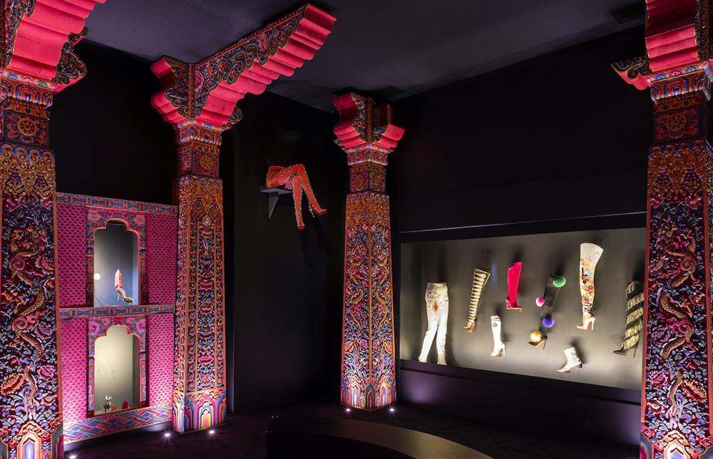 Christian Louboutin L’Exhibition[niste] 展覽一角，鍍金門宮 © Marc Domage