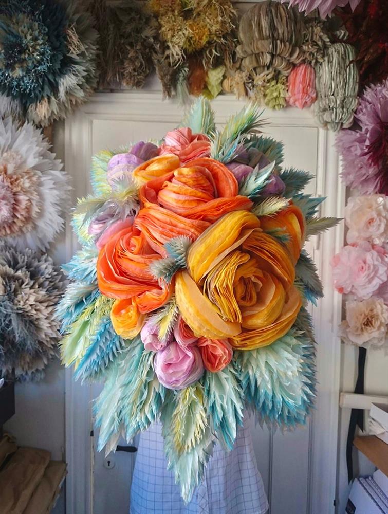 超薄紙張化身巨型立體紙雕花朵！丹麥藝術家Marianne巧手打造栩栩如生的浪漫世界