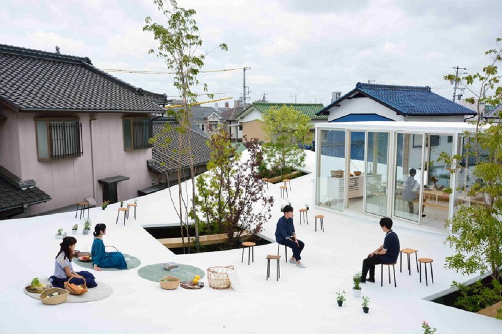 當屋頂化身純白系小公園!日本Sannouno辦公室富有張力的彎曲屋頂、自然樹木穿透空間 當屋頂化身純白系小公園!日本Sannouno辦公室富有張力的彎曲屋頂、自然樹木穿透空間