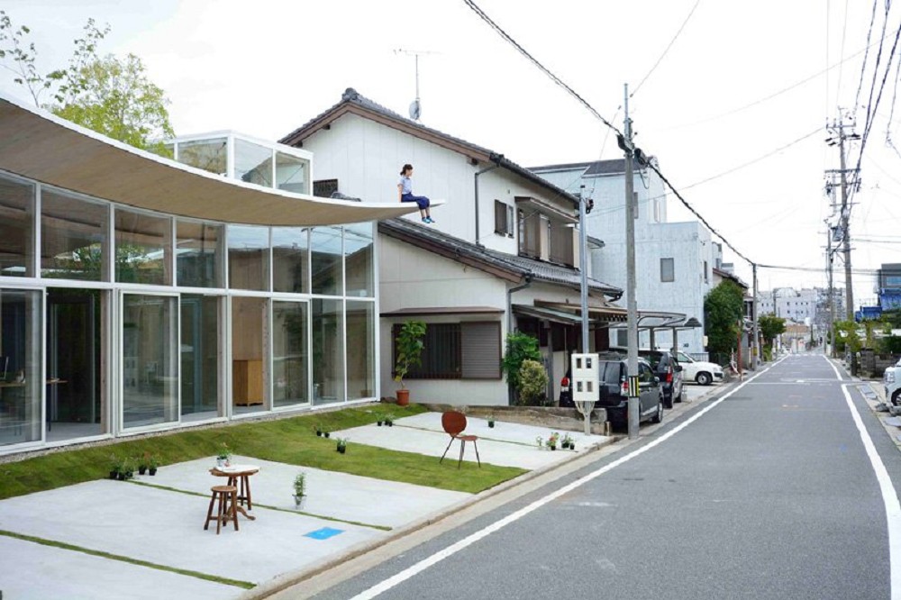 當屋頂化身純白系小公園!日本Sannouno辦公室富有張力的彎曲屋頂、自然樹木穿透空間 當屋頂化身純白系小公園!日本Sannouno辦公室富有張力的彎曲屋頂、自然樹木穿透空間