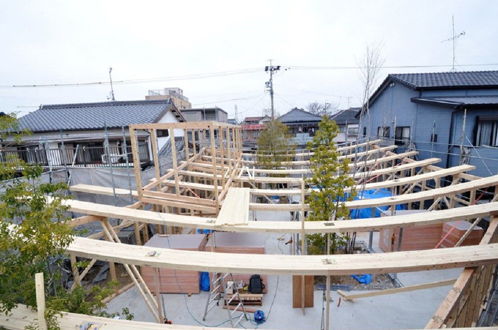 當屋頂化身純白系小公園!日本Sannouno辦公室富有張力的捲曲屋頂、自然樹木穿透空間_08 當屋頂化身純白系小公園!日本Sannouno辦公室富有張力的捲曲屋頂、自然樹木穿透空間_08