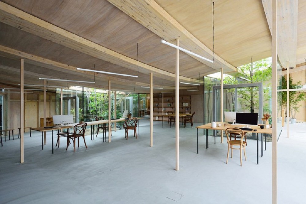 當屋頂化身純白系小公園!日本Sannouno辦公室富有張力的捲曲屋頂、自然樹木穿透空間_09 當屋頂化身純白系小公園!日本Sannouno辦公室富有張力的捲曲屋頂、自然樹木穿透空間_09