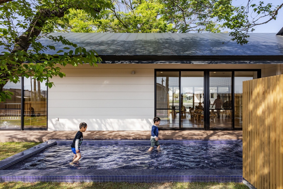 老樹相伴的木屋幼兒園！日本九州MRN以「羈絆」為養分的自然學習空間