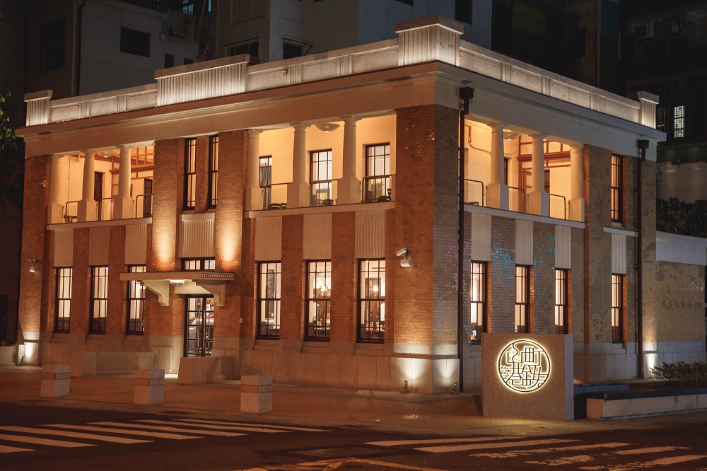 高雄「新濱．駅前」老屋新生咖啡廳！百年老銀行古蹟化身復古浪漫咖啡空間