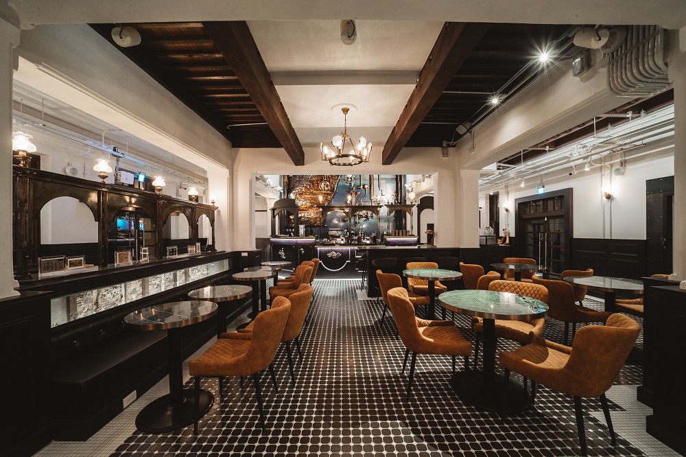 高雄「新濱．駅前」老屋新生咖啡廳！百年老銀行古蹟化身復古浪漫咖啡空間