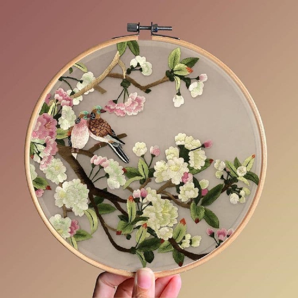 栩栩如生的絕美刺繡創作!多位中國藝術家展示盛開百合、飛鶴等精緻絲綢刺繡作品13
栩栩如生的絕美刺繡創作!多位中國藝術家展示盛開百合、飛鶴等精緻絲綢刺繡作品13