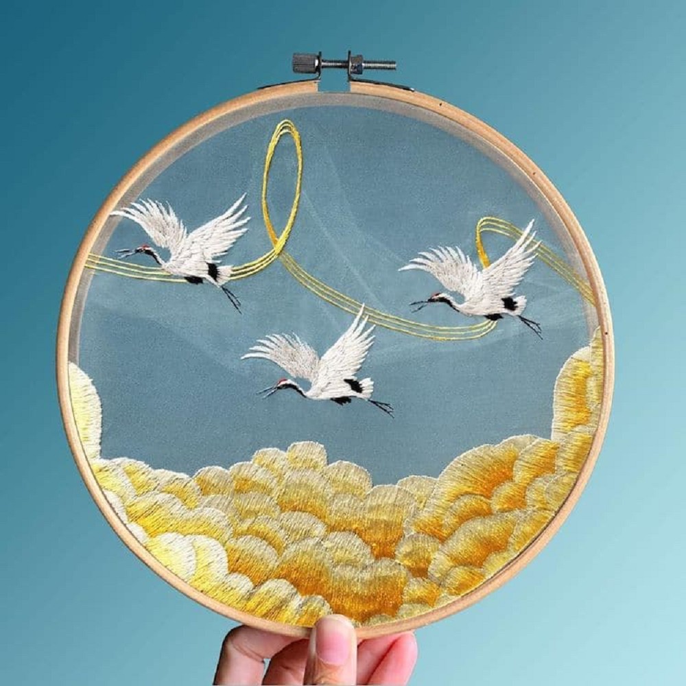 栩栩如生的絕美刺繡!中國藝術家展示盛開百合、飛鶴等精緻絲綢刺繡作品04 栩栩如生的絕美刺繡!中國藝術家展示盛開百合、飛鶴等精緻絲綢刺繡作品04