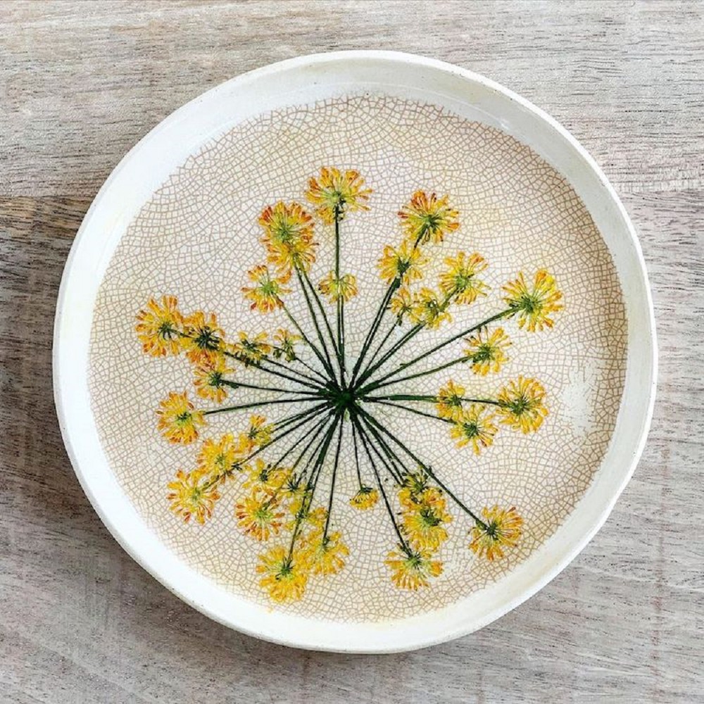 陶藝與押花的完美結合!阿聯酋藝術家Hessa Al Ajmani將花草美麗型態押印在陶器上 陶藝與押花的完美結合!阿聯酋藝術家Hessa Al Ajmani將花草美麗型態押印在陶器上