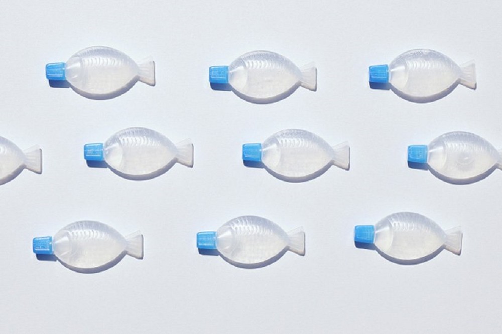 日本魚型醬油瓶新用途！#SafeHandFish藍瓶蓋版本改裝防疫用抗菌液、免費提供多家餐廳使用