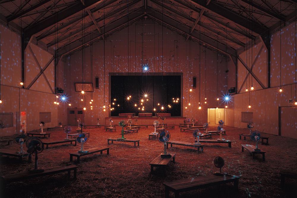 Christian Boltanski+Jean Kalman在大地藝術祭的作品〈最後的教室〉。建築的前身為1997年廢校的十日町市立東川小學校。兩位藝術家在幽微的空間中,透過光影、震動與風扇等手法,營造出學生曾在此生活過的氣息。 Christian Boltanski+Jean Kalman在大地藝術祭的作品〈最後的教室〉。建築的前身為1997年廢校的十日町市立東川小學校。兩位藝術家在幽微的空間中,透過光影、震動與風扇等手法,營造出學生曾在此生活過的氣息。