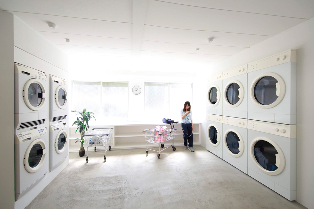 Leandro Erlich在瀨戶內國際藝術祭的〈島上的小店〉計畫。播放著洗衣影像的洗衣機跟實際運轉中的洗衣機虛實交錯,善用視覺錯覺的藝術家以自助洗衣店為意象進行的創作。 Leandro Erlich在瀨戶內國際藝術祭的〈島上的小店〉計畫。播放著洗衣影像的洗衣機跟實際運轉中的洗衣機虛實交錯,善用視覺錯覺的藝術家以自助洗衣店為意象進行的創作。