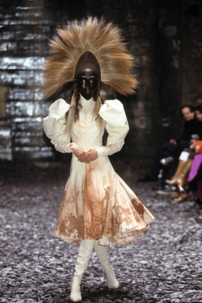 ALEXANDER-MCQUEEN-FALL-2000-RTW-01