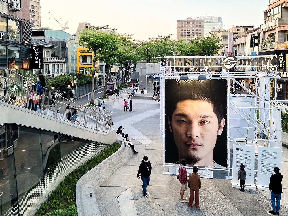 本次展覽以「顛覆者肖像」為題,邀請知名當代藝術家周慶輝,利用新的科技產品、發揮他捕捉被攝影者細緻表情的能力,拍攝那些以一己之力、於各行各業改變台灣社會的「顛覆者」們。 本次展覽以「顛覆者肖像」為題,邀請知名當代藝術家周慶輝,利用新的科技產品、發揮他捕捉被攝影者細緻表情的能力,拍攝那些以一己之力、於各行各業改變台灣社會的「顛覆者」們。