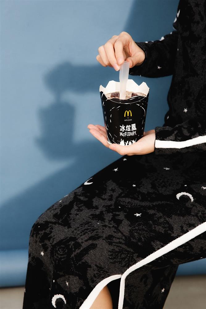 2.APUJAN運用時裝系列的元素在麥當勞全新包裝上 2.APUJAN運用時裝系列的元素在麥當勞全新包裝上