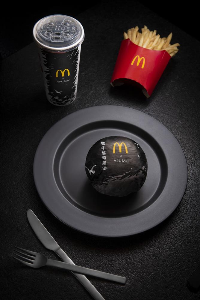 2. 台灣麥當勞攜手設計師品牌「APUJAN」訂製黑裝,讓您的相機為之瘋狂。 2. 台灣麥當勞攜手設計師品牌「APUJAN」訂製黑裝,讓您的相機為之瘋狂。