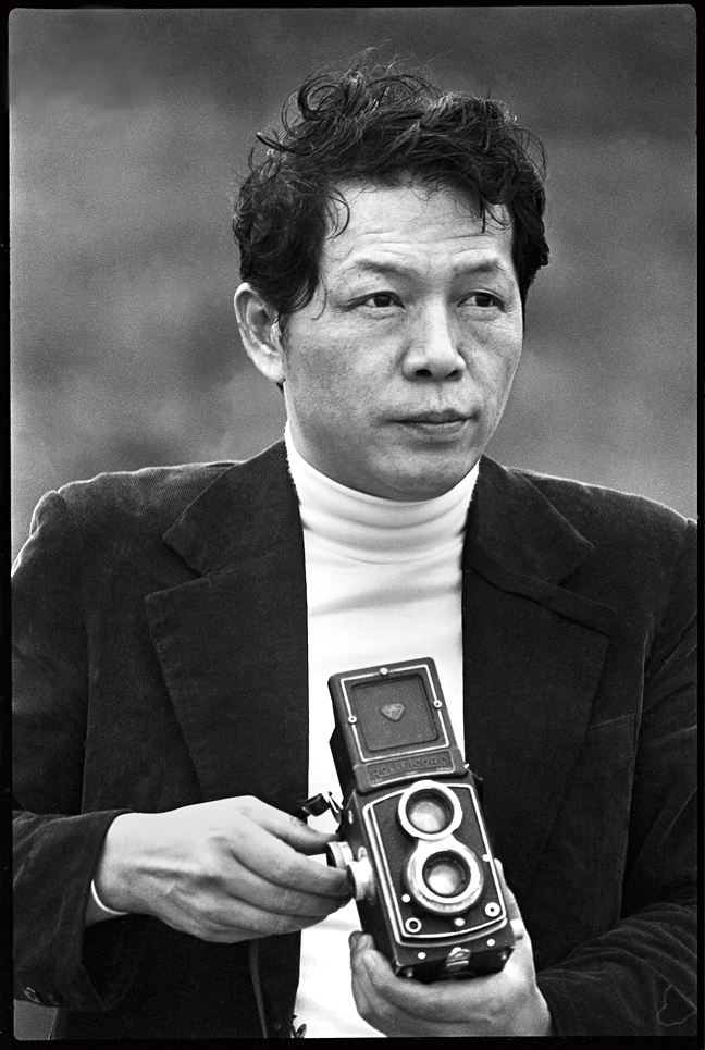 張照堂，《藝術家・黃華成・野柳》，雷射輸出銀鹽相紙，103 x 69 公分，1978，臺北市立美術館典藏。